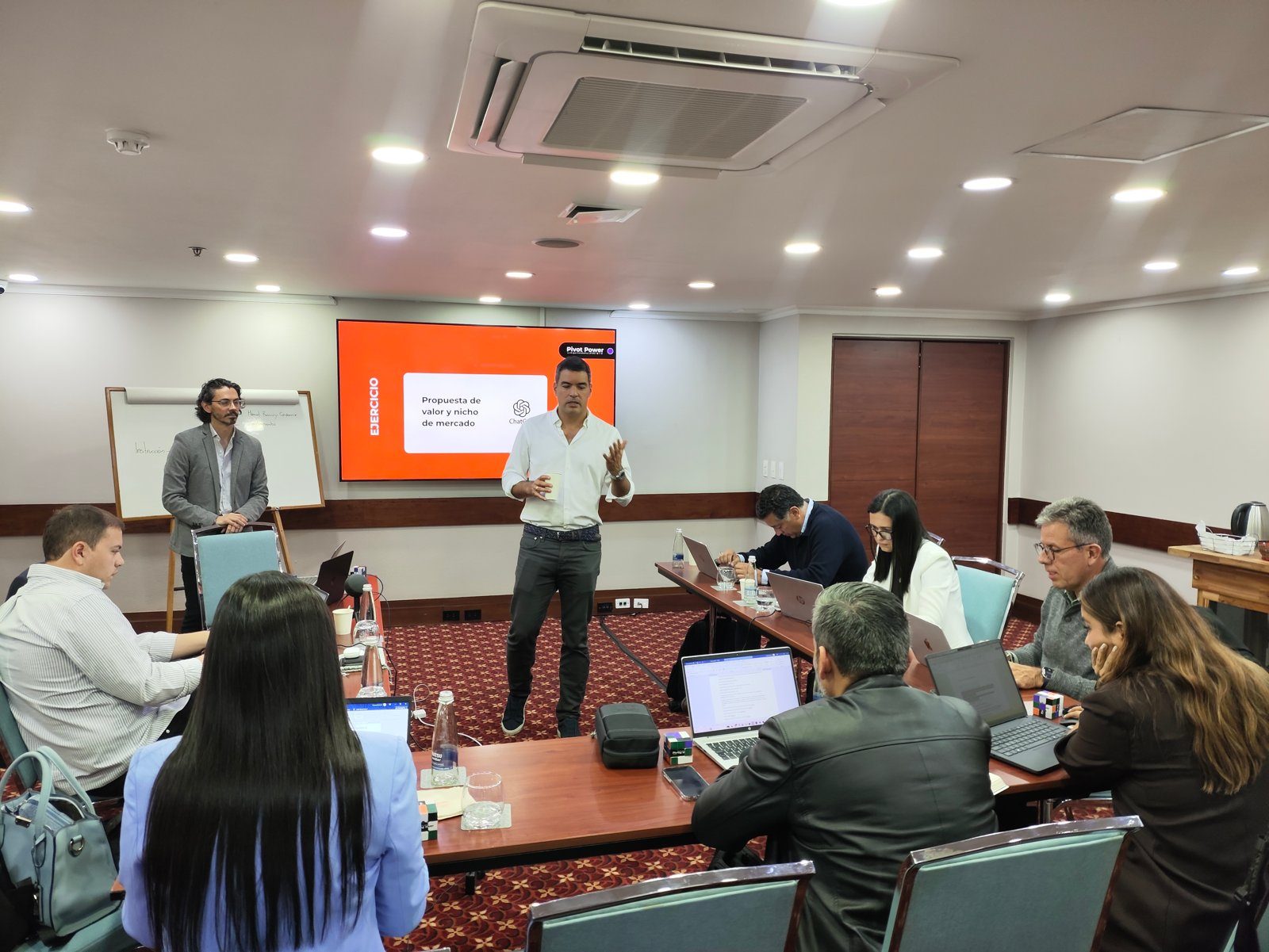 Líderes de Pivot Power acompañando al equipo del cliente