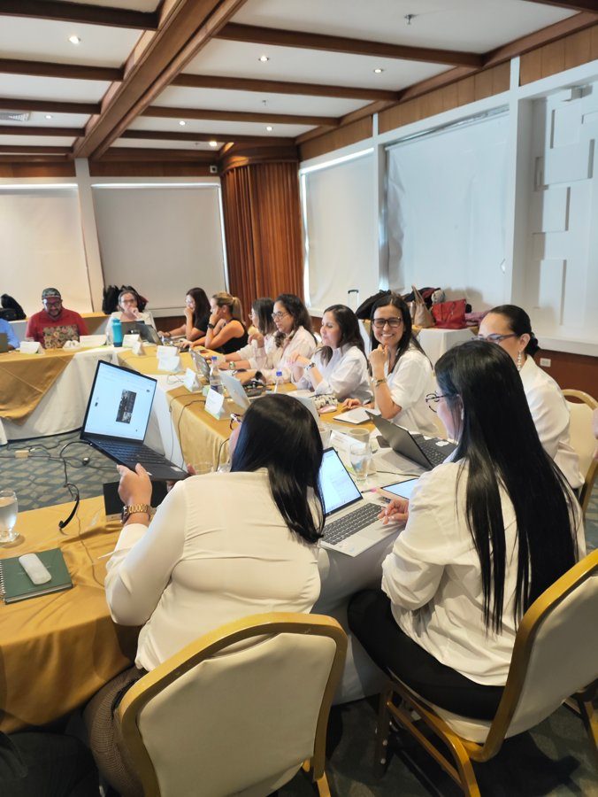 Equipos del cliente trabajando con portátiles en mesas redondas