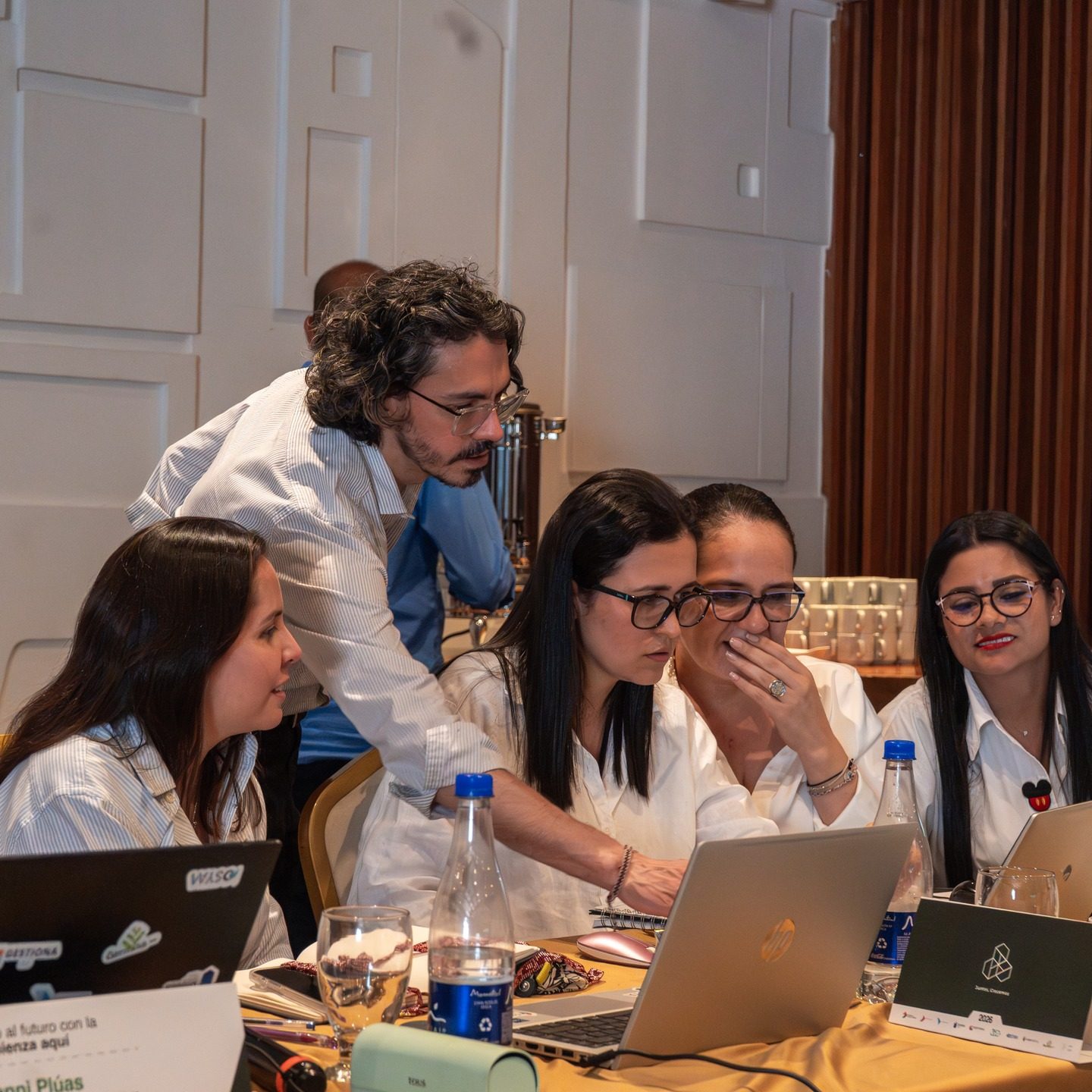 Participantes trabajando con IA en un laboratorio
